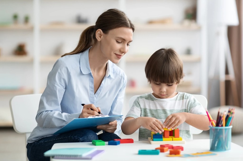 Avaliação psicopedagógica com materiais educativos